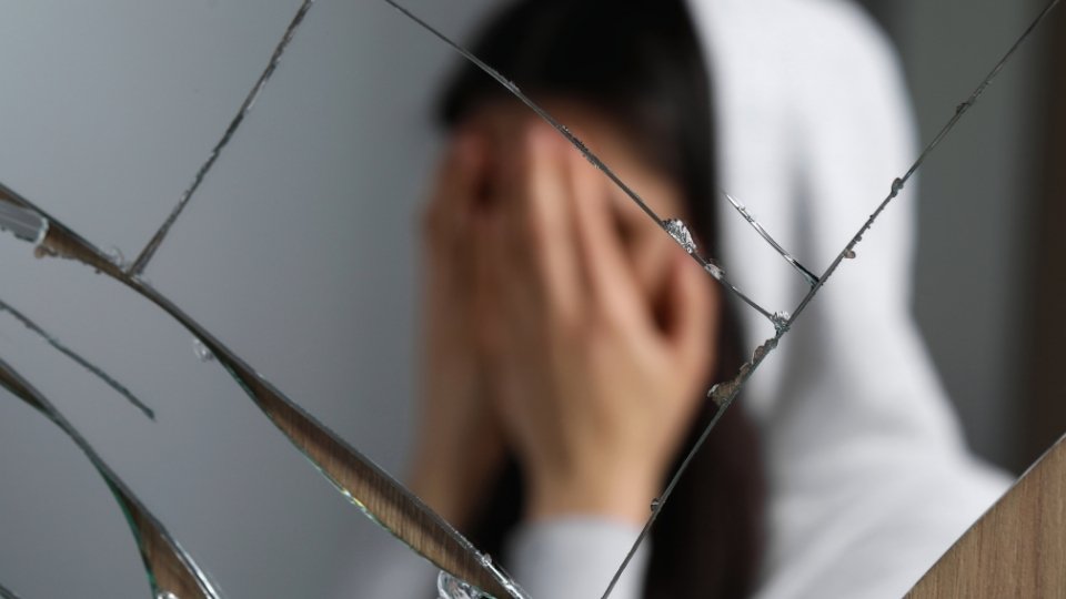 Bipolar and Alcohol article hero image using an artistic interpretation of their relationship through a shattered mirror.